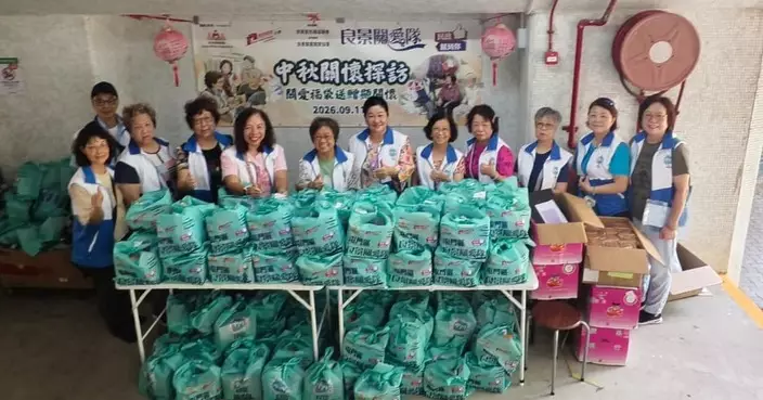良景關愛隊中秋前夕探訪長者戶 上門送月餅提早送祝福