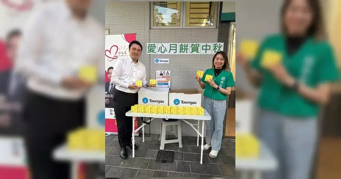 胡詩韻海盈辦事處派月餅 預祝街坊中秋平安團圓