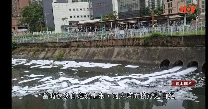 屯門河蔡意橋段再現大量白泡 馮沛賢聯同傳媒跟進污染源頭
