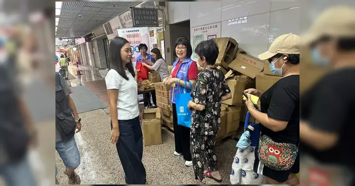 馮務君聯同馬志恆及鶴園海逸關愛隊 向長者基層家庭派中秋月餅