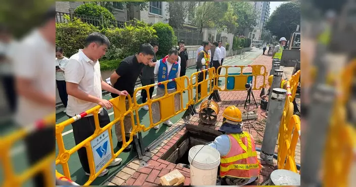 胡綽謙聯同梅少峰陳笑權羅曉楓實地視察逸瓏灣水質 水務署承諾加強清洗濾網