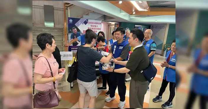 黃啟進聯同關愛隊辦中秋慰問活動 向荃灣街坊送月餅水晶梨