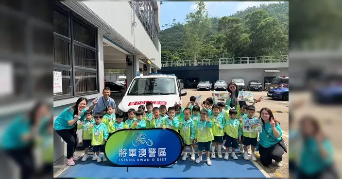 將軍澳警區辦幼稚園參觀警署 學童坐警車拍照認識裝備
