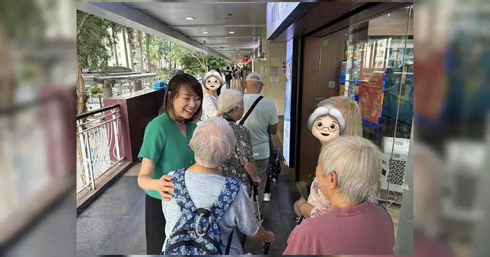 胡詩韻聯同陳凱欣美孚派月餅 向街坊送上中秋祝福