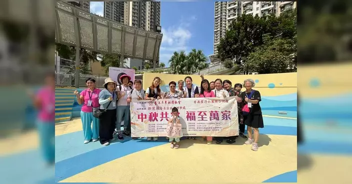 中秋共賞福至萬家 葵涌邨向街坊送上月餅及祝福