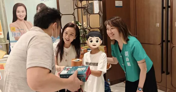 胡詩韻與陳凱欣維港匯街站送中秋祝福 盼居民人月兩團圓
