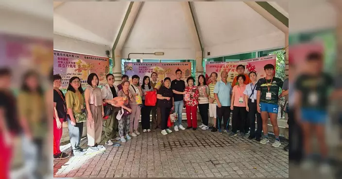 赤柱區街坊福利會辦中秋送暖 向街坊長者派月餅燈籠