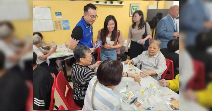 葵青區議員聯同警方落區青衣長康邨 兵分三路防騙宣傳入屋
