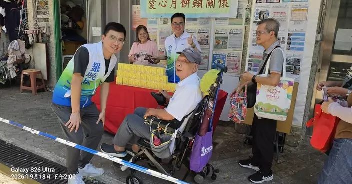 羅曉楓聯同余智榮運頭塘邨派月餅 跟進塌樹善後