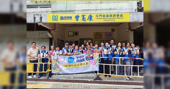 友愛南關愛隊一連兩日派逾千個月餅 義工上樓探訪行動不便街坊