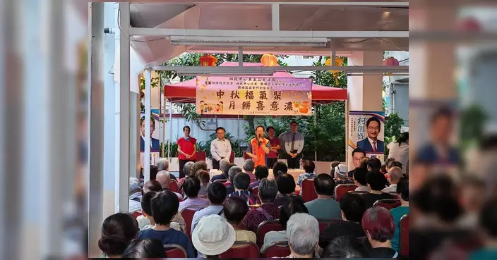 柯創盛參與裕民中心中秋活動 與義工向長者送贈愛心月餅