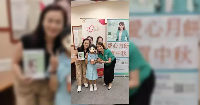 胡詩韻聯同陳凱欣黃家麒到四小龍 中秋向街坊獻心意送月餅
