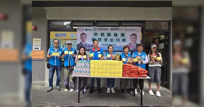 侯漢碩聯同義工隊向街坊派發中秋愛心月餅