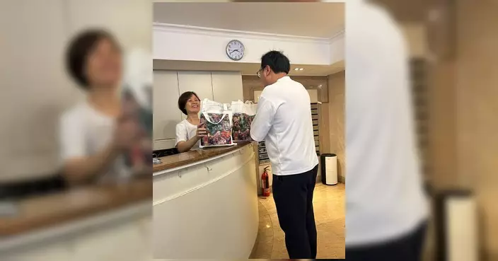 吳澤森議員向保安及街坊送贈中秋月餅