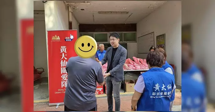 越毅強與關愛隊向彩雲邨居民送中秋祝福
