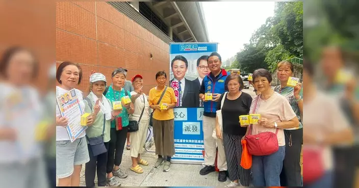 朱煥釗聯同義工沙田圍及第一城派愛心月餅 感謝中華煤氣慷慨贊助