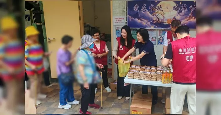 佳曉關愛隊小西灣邨派愛心月餅 探訪獨居長者送節日祝福