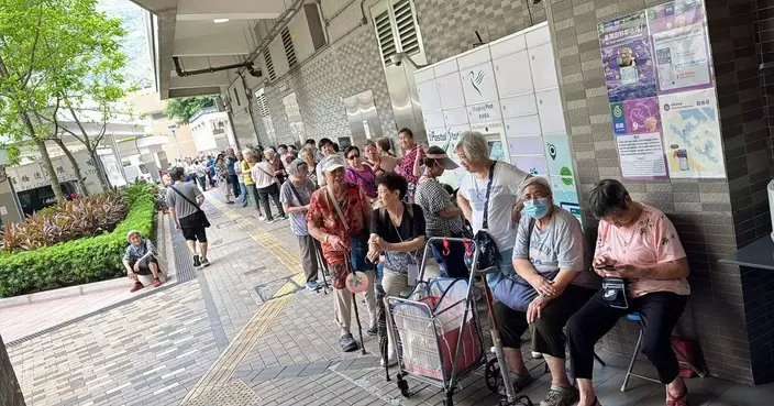 龍門關愛隊辦慶祝中秋活動 向街坊派發心意包送節日關懷