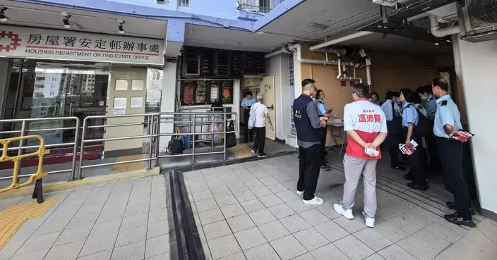 屯門警區聯同區議員房屋署走進安定邨 向保安前線人員交流防騙訊息