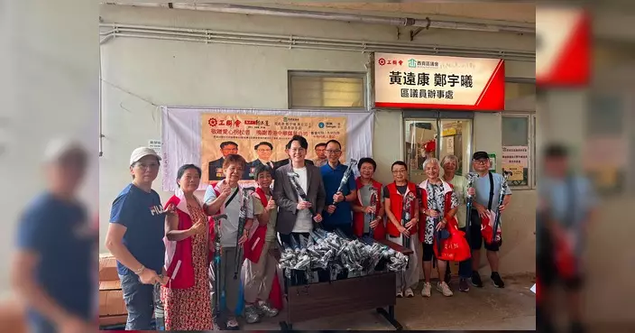 工聯會將軍澳團隊派愛心拐杖傘 助長者應對時晴時雨