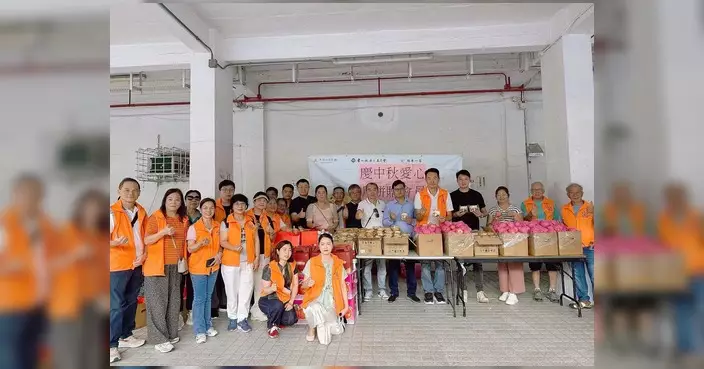 越毅強聯同義工向彩虹邨牛池灣彩雲邨居民送上中秋祝福
