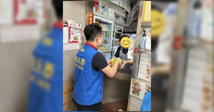 施永泰向區內商戶及管理員送贈中秋月餅