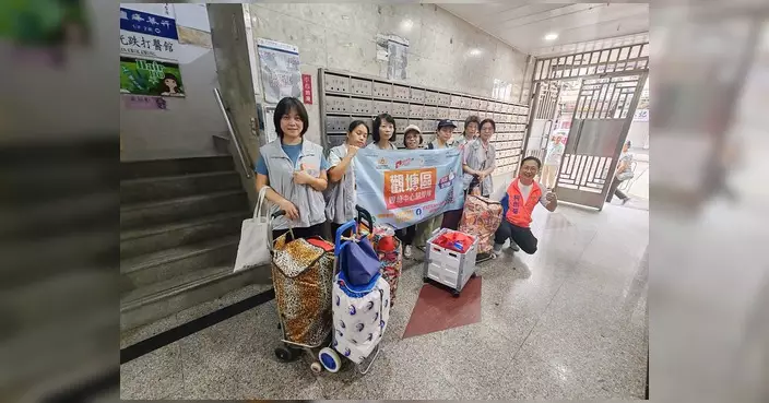柯創盛與觀塘中心關愛隊齊做義工 為金僑華廈街坊送贈愛心月餅及福袋