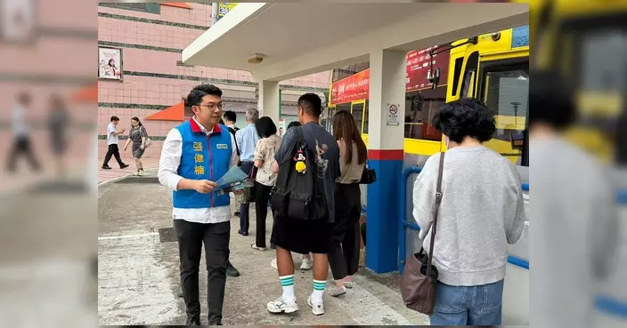 陳學鋒張偉楠蕭煒忠置富花園設早站 派工作報告及月餅送中秋祝福