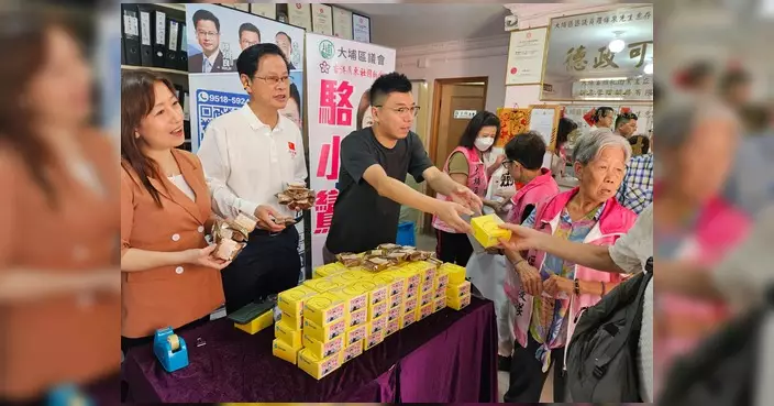 大埔區敬贈月餅活動 羅曉楓與議員義工向居民派中秋月餅