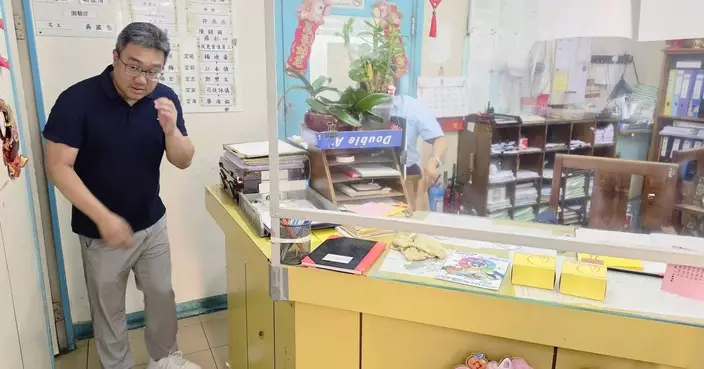 馮沛賢聯同安定關愛隊探訪屋邨管理處前線員工 送上中秋祝福