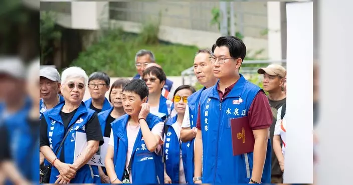 水泉澳關愛隊聯同警方及房署中秋送暖 上門探訪長者宣傳防騙