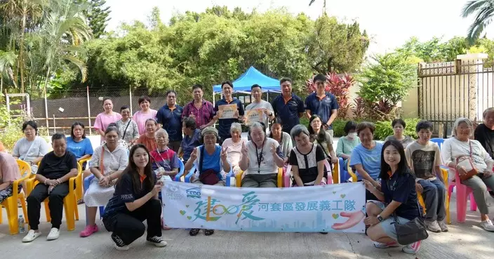 侯漢碩聯同義工隊到護理中心與長者共慶中秋