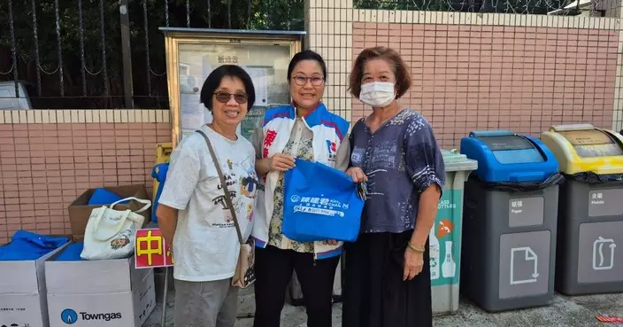 陳建君區議員辦事處到太湖山莊送中秋禮品 向居民致以節日慰問