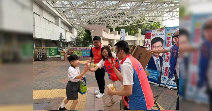 郭詠健李清霞等耀東邨派愛心月餅 與長者街坊迎月賀國慶