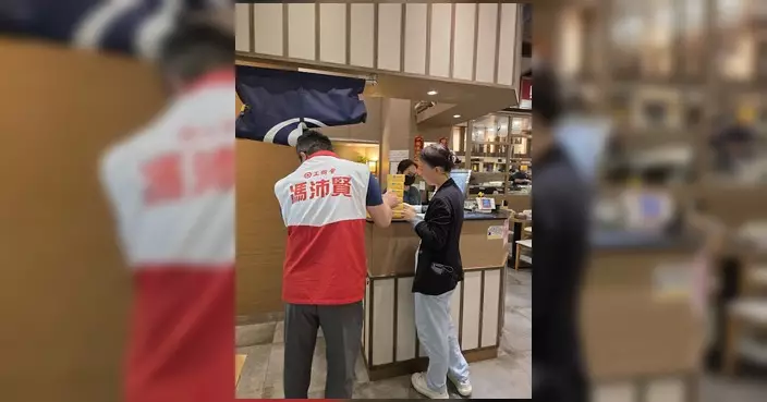馮沛賢向安定邨商戶送中秋月餅 與前線員工交流致謝