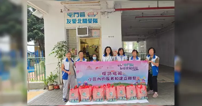 友愛北關愛隊中秋上門探訪獨居長者 送福袋協助安裝平安鐘