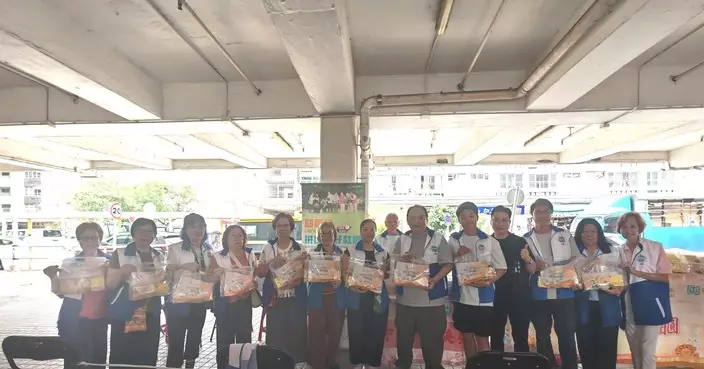 屯門三聖關愛隊辦愛心月餅迎中秋 李超雄議員與成員向長者街坊送暖