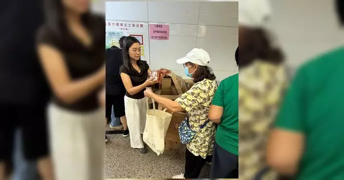 馮務君聯同九龍城各界慶典委員會派月餅 與街坊共賀中秋