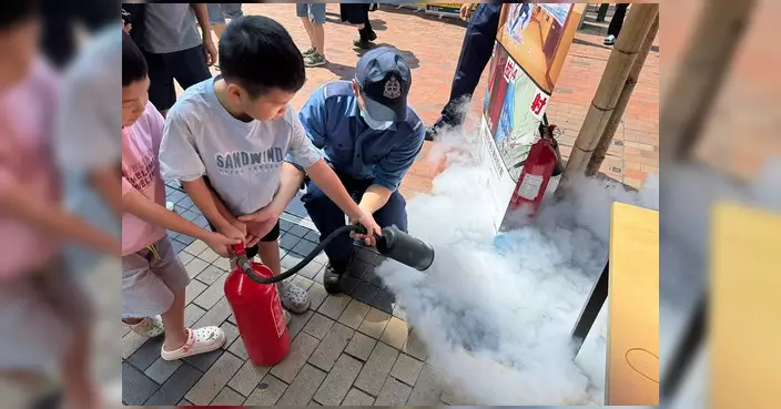 消防員鴨寮街快閃宣傳消防安全 示範應急技巧提醒逃生三寶