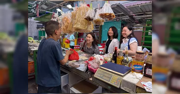 莫繡安聯同灣婦聯灣協婦女會中秋走訪市集送祝福