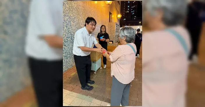 中秋佳節走入社區 盧婉婷潘志成陳秀玲李天娥向街坊派發應節小禮物