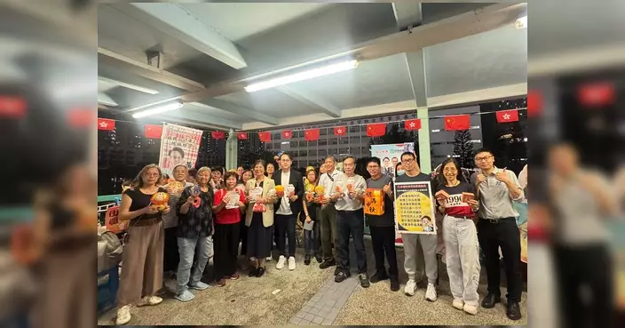 黃遠康與義工團隊辦中秋遊戲街站 派月餅氣球與街坊同樂