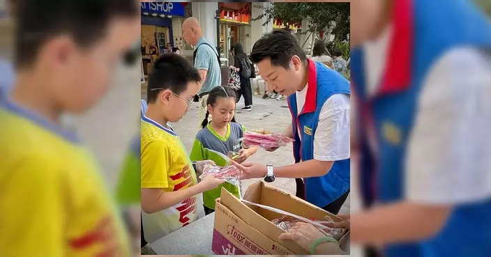李文傑富蝶邨中央廣場派中秋燈籠 街坊踴躍支持氣氛溫馨
