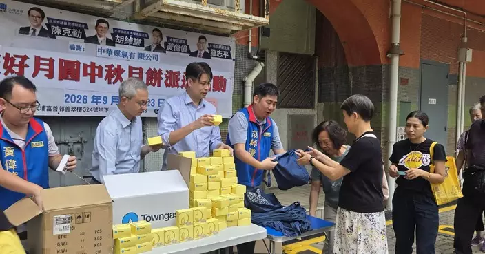 胡綽謙大埔多處派月餅 向街坊送上中秋祝福