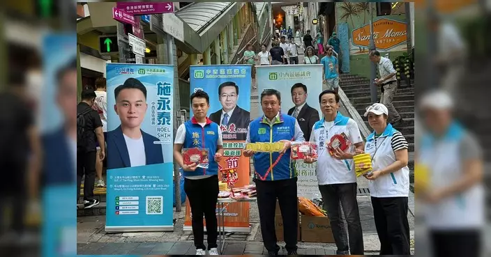施永泰聯同邱松慶陳建強向居民派月餅燈籠共慶佳節