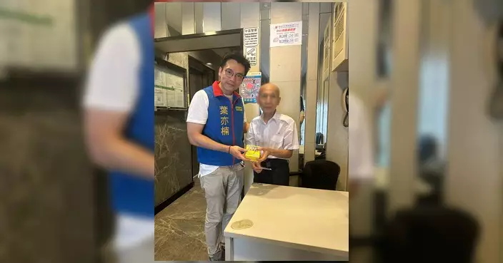 葉亦楠中秋佳節走訪區內多幢大廈 向管理員及保安派月餅致謝
