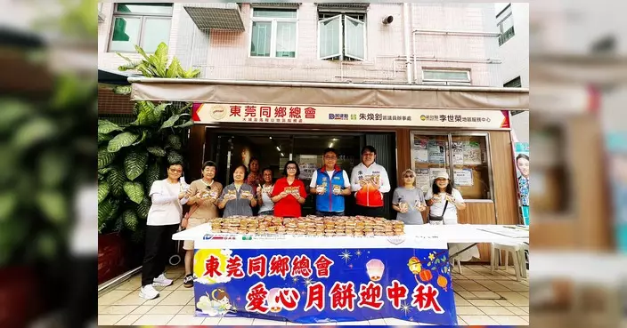 朱煥釗聯同葉傲冬大水坑派月餅迎中秋