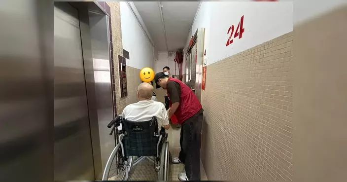 鰂魚涌關愛隊與社署協助行動不便長者遷入安老院舍