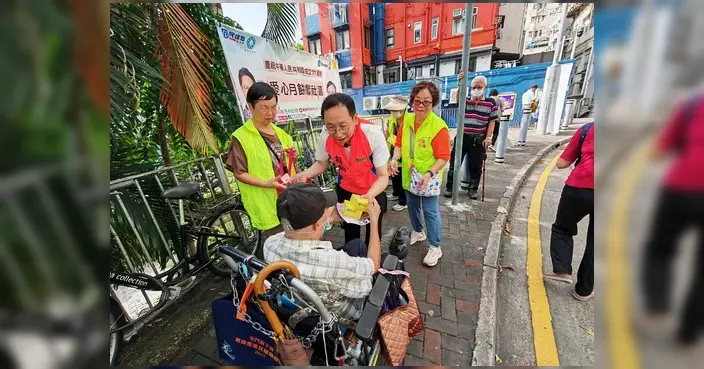 柯創盛聯同陳宗彝定安街派愛心月餅 關顧區內長者及有需要家庭
