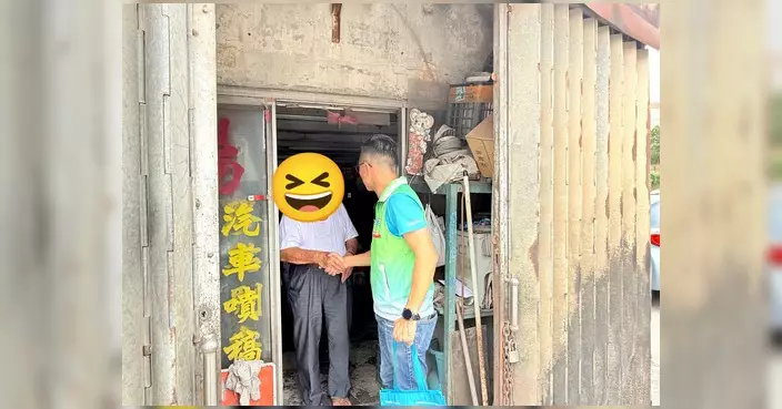 侯漢碩率上水鄉郊關愛隊入村探訪 中秋送月餅關懷長者